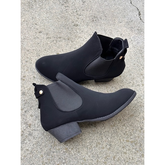 Last one! Top Moda size 8 Low Heel Chelsea Ankle Black Booties - Picture 1 of 4